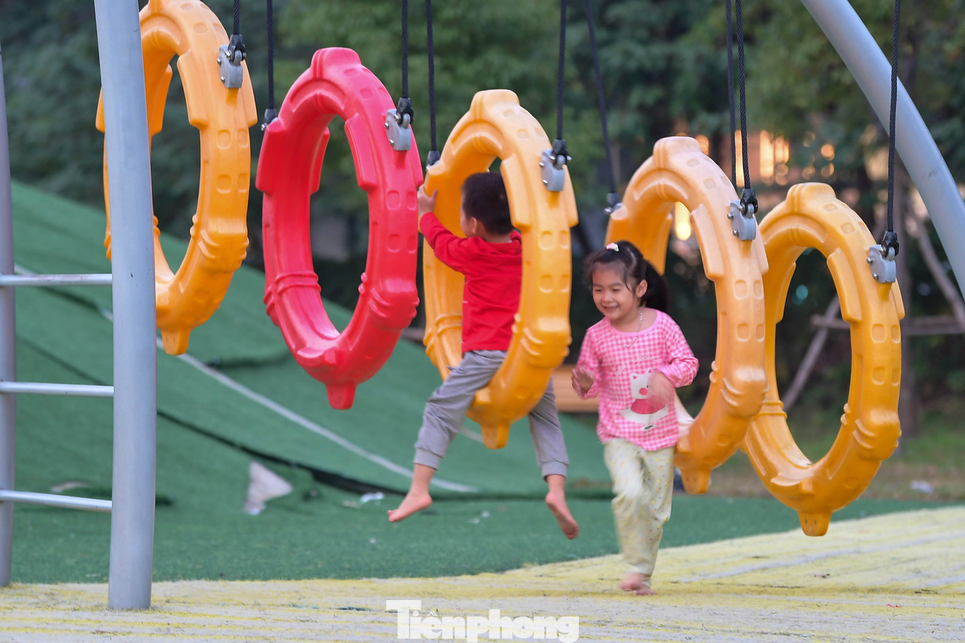Theo người dân, thời điểm này gió đổi hướng, nền nhiệt cao hơn, cảm giác ngột ngạt giảm so với buổi sáng.