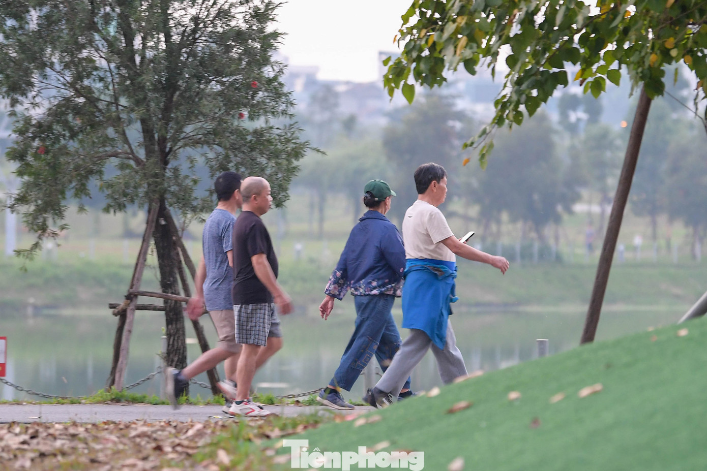 Tại một góc sân chơi trong công viên, nhóm người cao tuổi vẫn duy trì đi bộ vào buổi sớm, song tất cả đều chọn thời điểm thích hợp. Họ cho biết việc thay đổi lịch tập quá nhiều ảnh hưởng nhịp sinh hoạt, nên cố gắng thích ứng với không khí ô nhiễm.