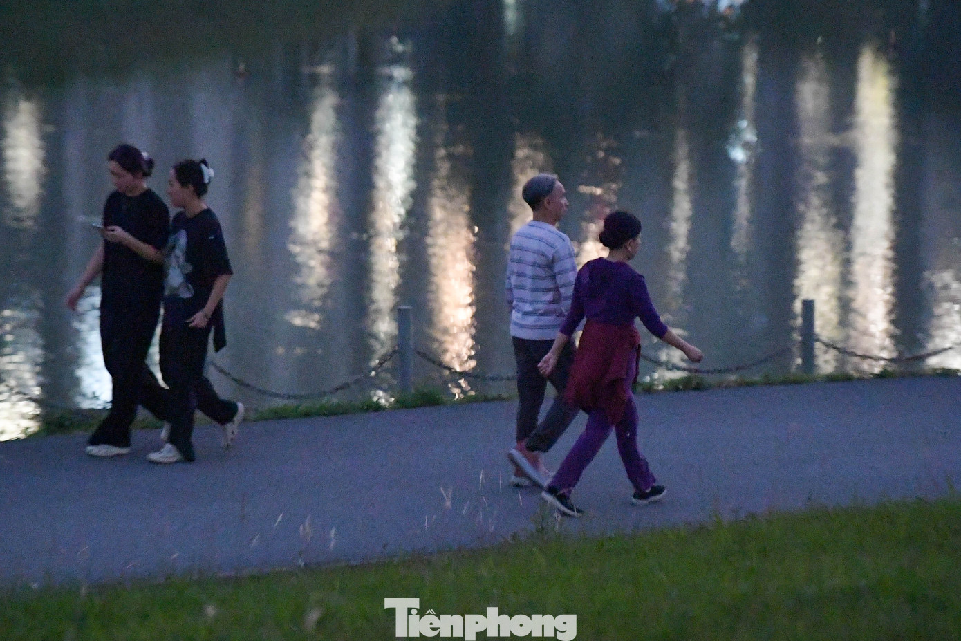 Nhiều người trẻ lại chọn hướng ngược lại: Chuyển chạy bộ sang buổi tối muộn. Ảnh chụp lúc 20h cho thấy các tuyến đường quanh công viên vẫn có người chạy đều đặn.