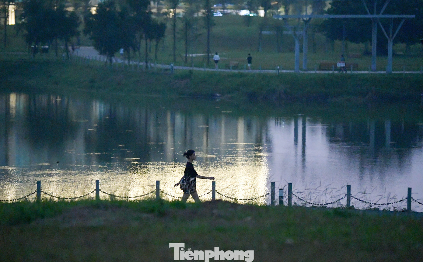 Chị Thu Hà (cư dân khu đô thị Mễ Trì Hạ) cho biết, gia đình chị đã chuyển hoàn toàn lịch vận động: “Trước đây tôi cho con đi bộ lúc 6h sáng, nhưng gần đây thường xuyên theo dõi chỉ số AQI. Ngày nào màu vàng hoặc cam là đợi tới cuối chiều mới đi. Không thể bỏ tập, nhưng cũng không thể bất chấp”.
