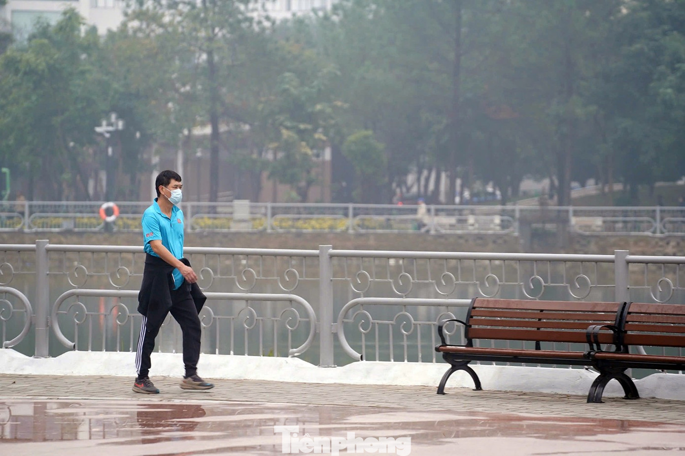 Tại nhiều điểm tập luyện quen thuộc của người Hà Nội như Hồ Tây, Hồ Gươm và Công viên Cầu Giấy, hình ảnh người dân đeo khẩu trang khi chạy bộ, đi bộ hay tập dưỡng sinh xuất hiện ngày càng phổ biến.