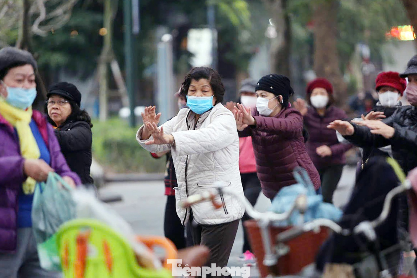 Tại khu vực sân dưỡng sinh, khoảng hơn chục người cao tuổi vẫn duy trì thói quen tập thái cực quyền như nhiều năm qua. Tuy nhiên, khác với trước, tất cả đều đeo khẩu trang để phòng tránh các bệnh về đường hô hấp.