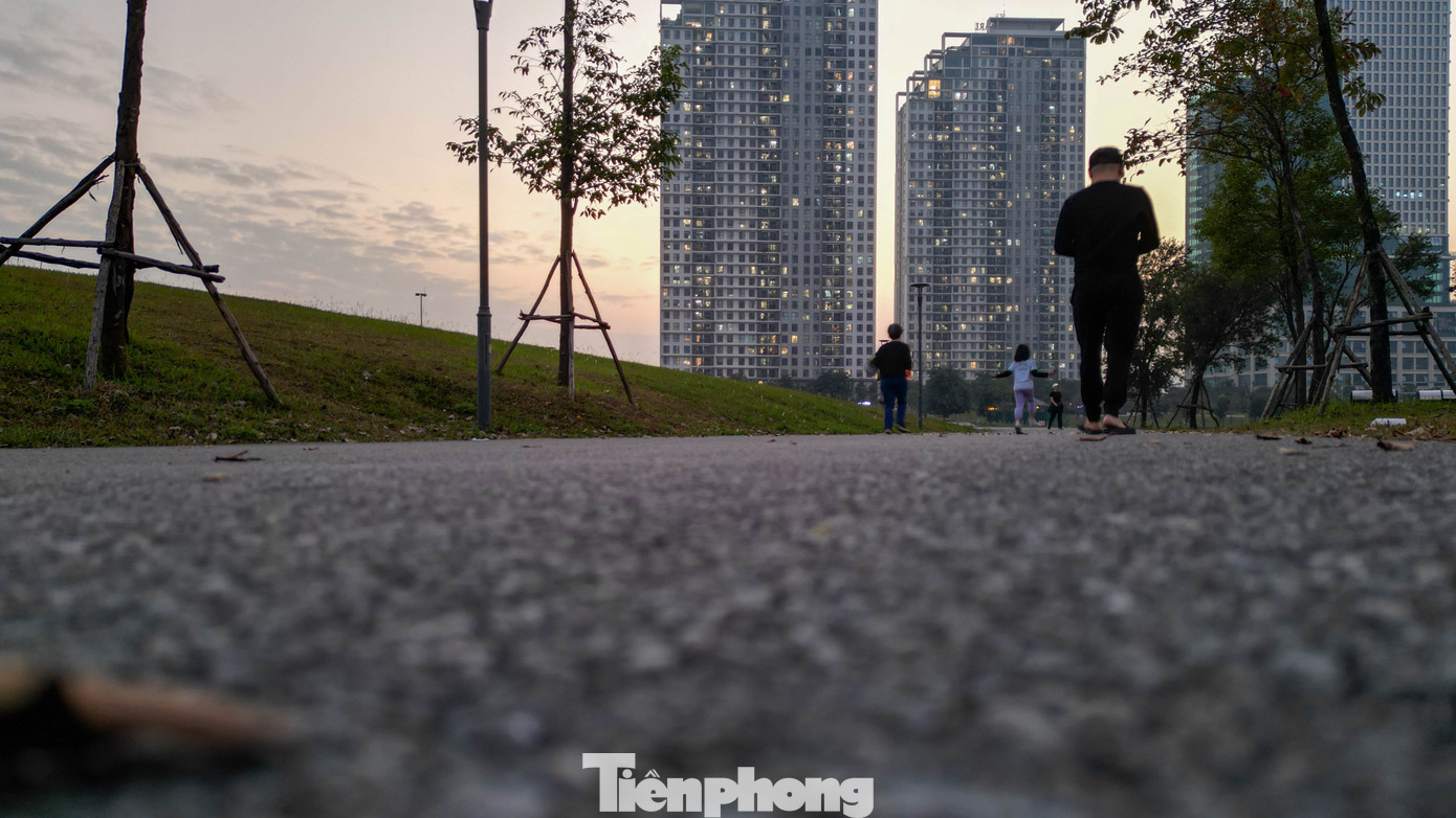 Một số thời điểm trong ngày, khu vực sân chơi trong công viên bắt đầu đông trở lại; trẻ em đạp xe, người lớn đánh cầu lông, các nhóm bóng chuyền hơi xếp hàng tập luyện.