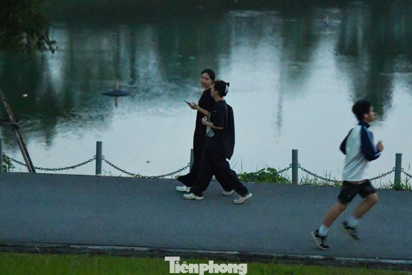 Người Hà Nội đổi lịch tập thể dục để amp;#34;né bụiamp;#34; - 18