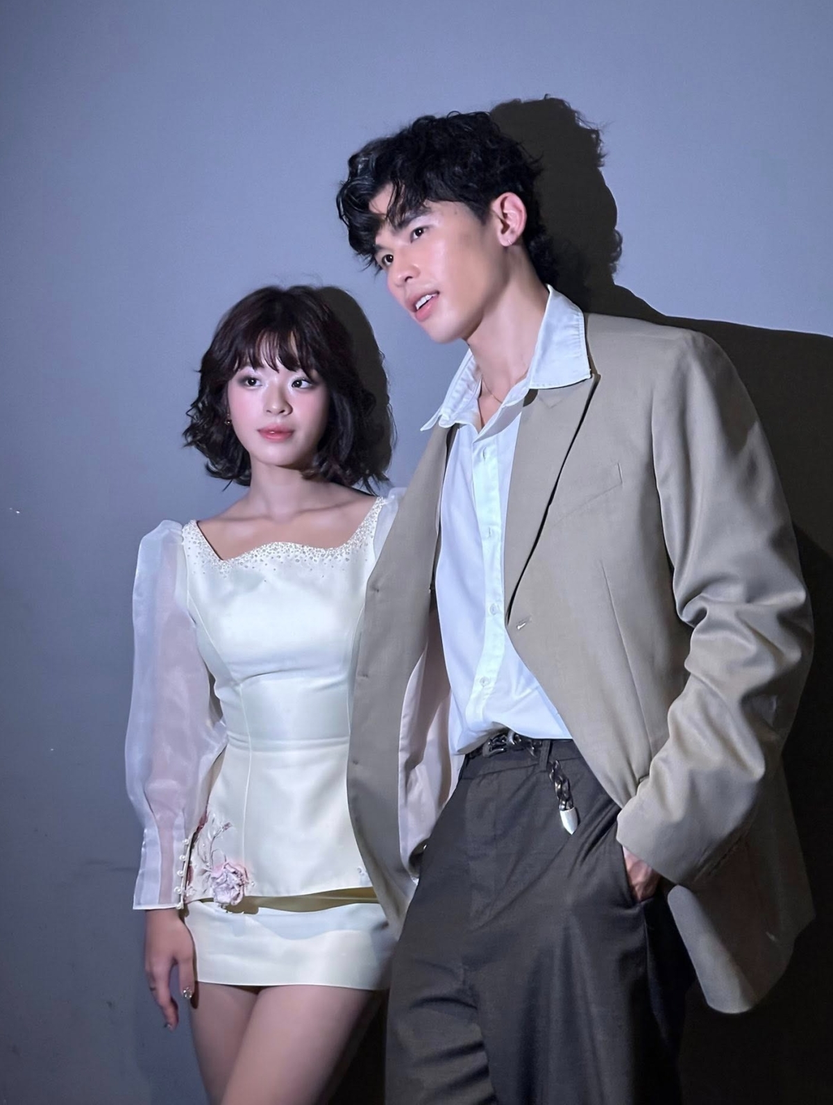 Trước đó một ngày, ở buổi ra mắt phim tại TP HCM, cô chọn váy áo lụa đính hoa 3D. Lần đầu đóng phim, Hồng Khanh cho biết dù đã chuẩn bị kỹ càng, được mẹ và nhiều người trong đoàn hướng dẫn, cô vẫn lo lắng và thiếu tự tin trước máy quay. Tôi đã cố gắng hết sức có thể để sống trọn vẹn với nhân vật của mình đến phân cảnh cuối cùng, cô nói.
