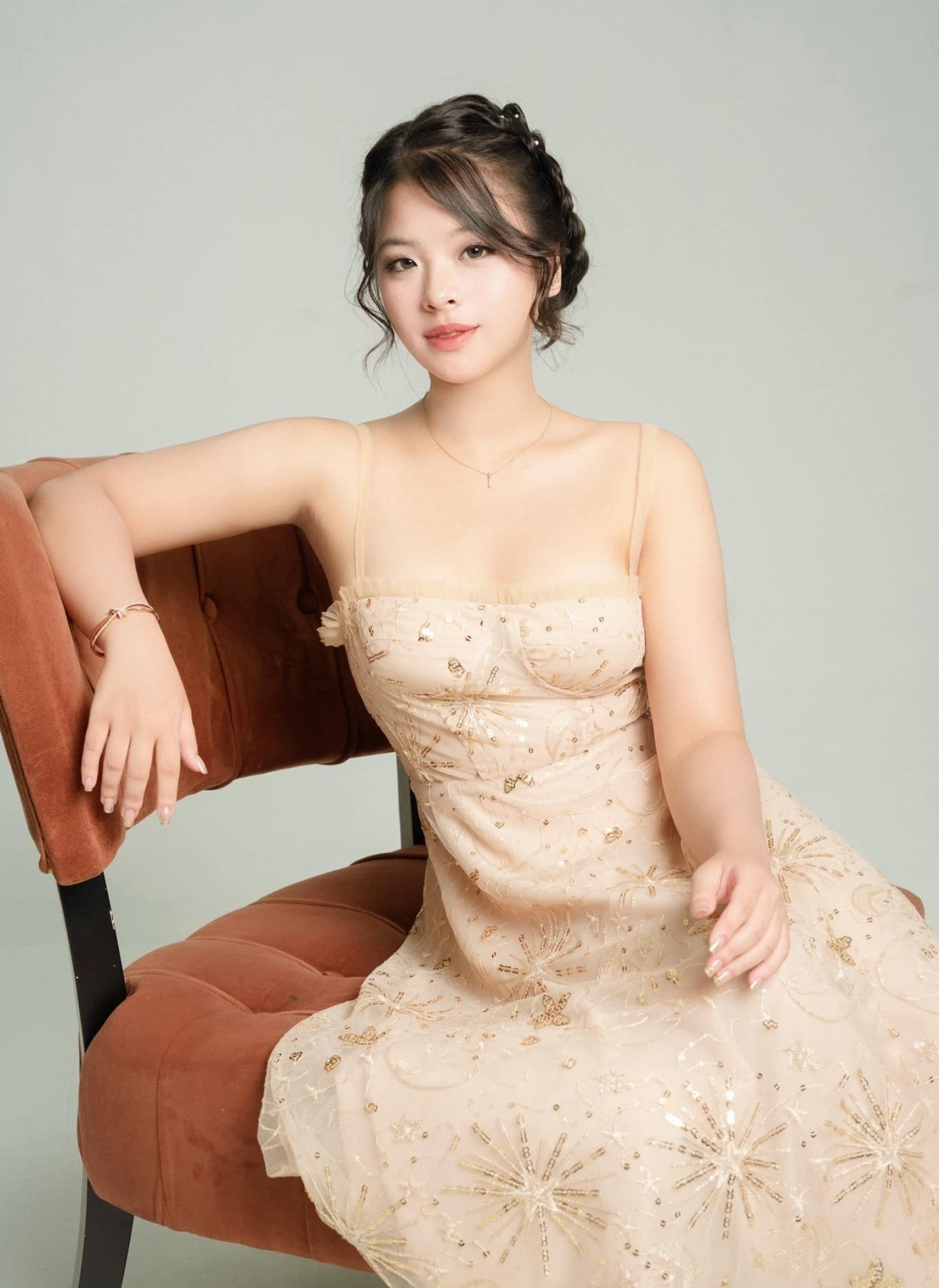 Hồng Khanh theo đuổi phong cách thời trang nữ tính, gợi cảm. Cô chịu ảnh hưởng của chị gái, thích các thiết kế vintage gợi hoài cổ, nên trông chững chạc so với tuổi.