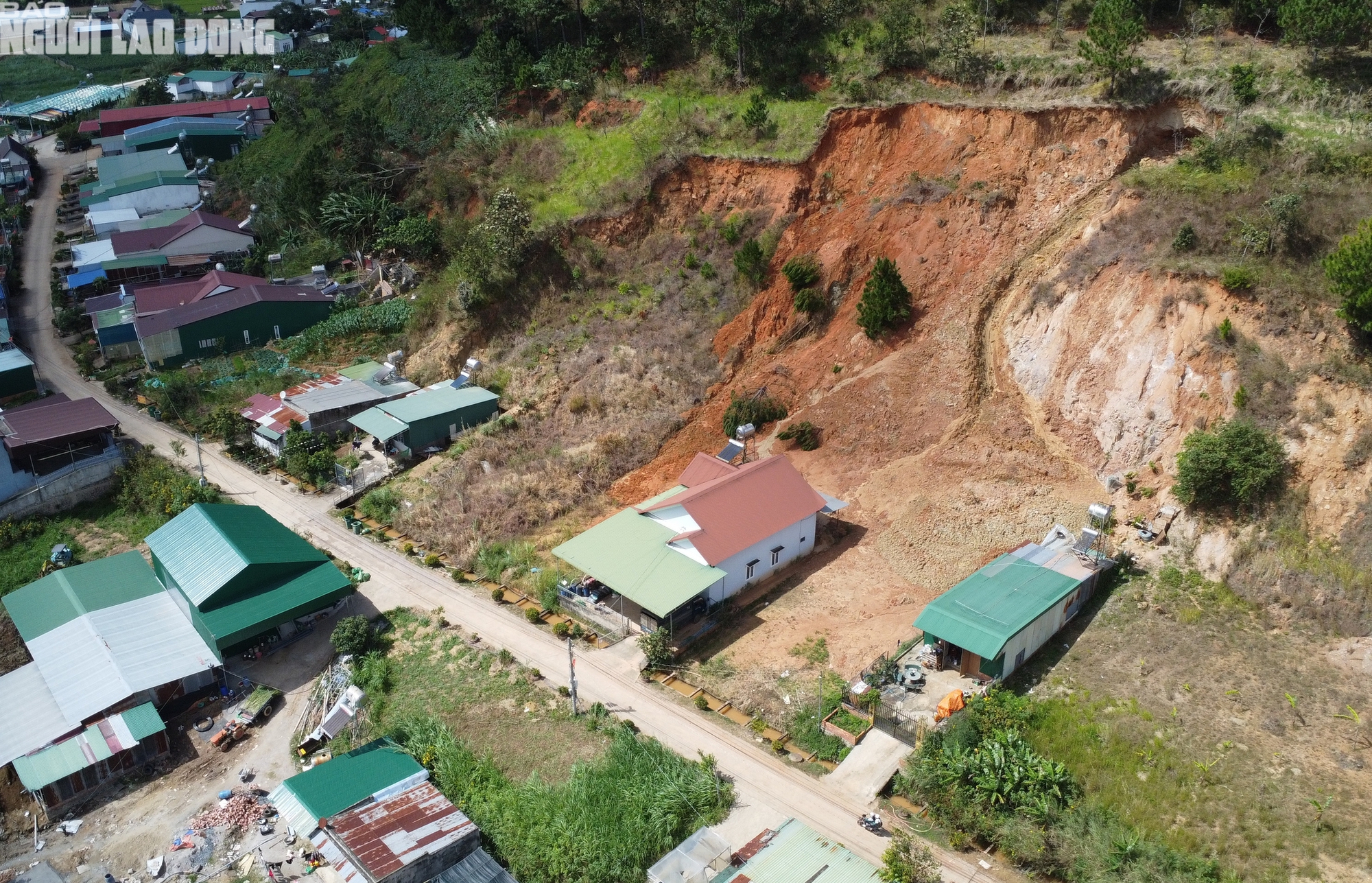 Cách đó không xa là điểm sạt lở lớn khác làm đất đá tràn vào nhà dân. Theo bà Trần Thị Thanh Hải (thôn Quảng Hiệp, xã Hiệp Thạnh), cách nay vài ngày, đất đá từ phía đồi thông sau nhà sạt lở, chảy thành dòng và tràn vào bếp của căn nhà mà gia đình bà đã sinh sống ổn định cả chục năm nay.
