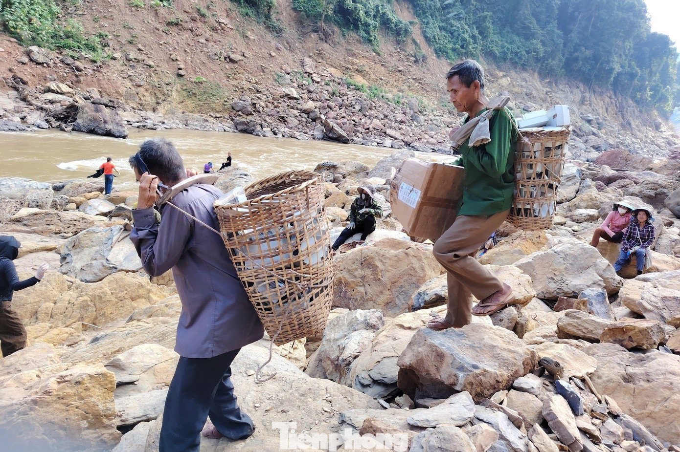 Để giúp người dân sớm ổn định lại đời sống, chính quyền xã Mỹ Lý cùng các đơn vị đóng trên địa bàn đã triển khai lực lượng tìm cách khôi phục lại tuyến đường.