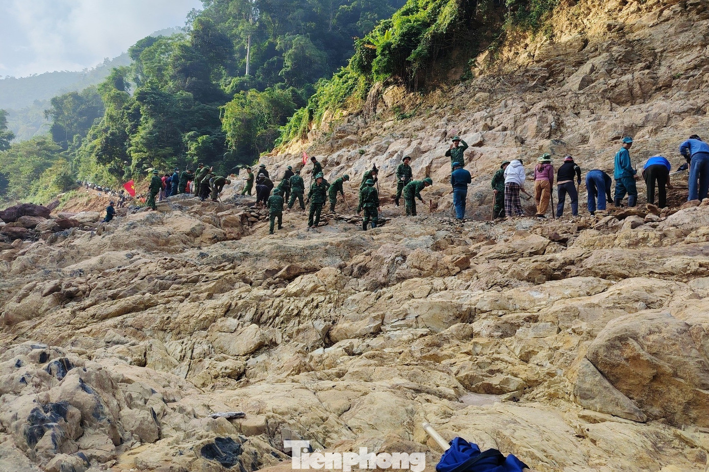 Những ngày qua, hàng trăm người gồm nhiều lực lượng chức năng tại xã Mỹ Lý (Nghệ An) đã chung sức mở đường vào bản Xốp Dương. Đây là tuyến đường độc đạo bị nước lũ cuốn trôi hồi tháng 7/2025.