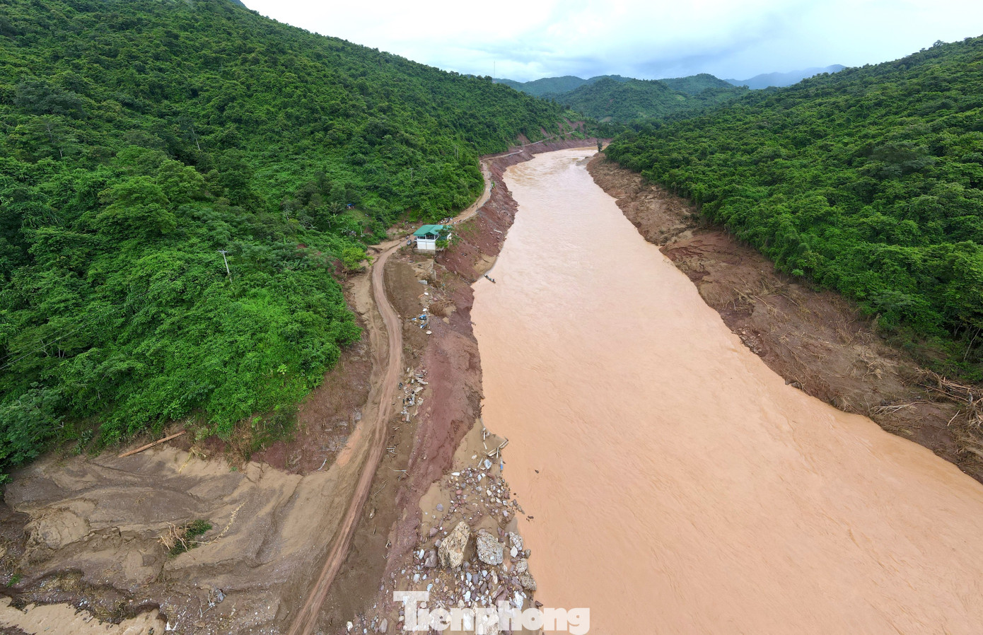Ông Đào Công Thịnh - Phó Chủ tịch xã Mỹ Lý (Nghệ An) cho biết, con đường độc đạo dài gần 2km sát mép sông Nậm Nơn dẫn vào bản Xốp Dương đã bị cuốn trôi khiến cuộc sống người dân gặp nhiều khó khăn.