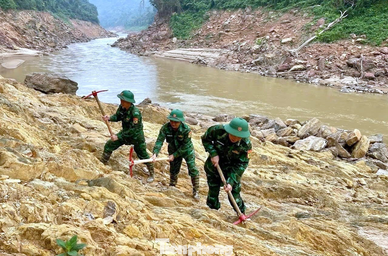Địa hình khu vực mở đường bên bờ sông, bên vách núi rất nguy hiểm nên không thể dùng máy móc. Việc mở đường được thực hiện hoàn toàn bằng sức người và các dụng cụ thô sơ như cuốc, xẻng, xà beng…