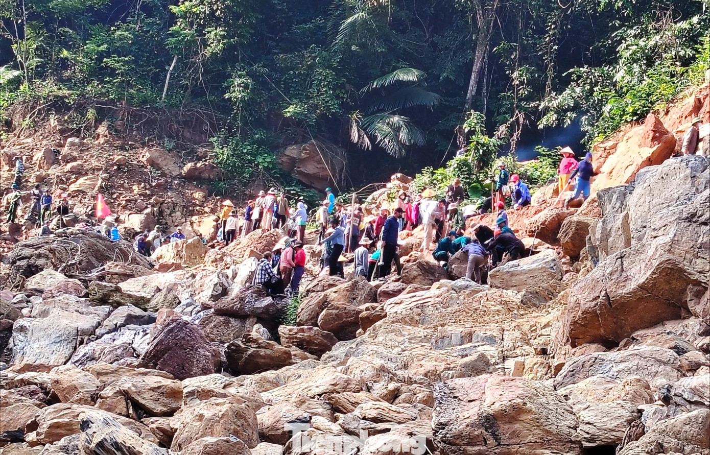 Theo đó, chính quyền xã Mỹ Lý đã phát động chiến dịch “tổng động viên” làm đường và đưa điện lưới về bản.