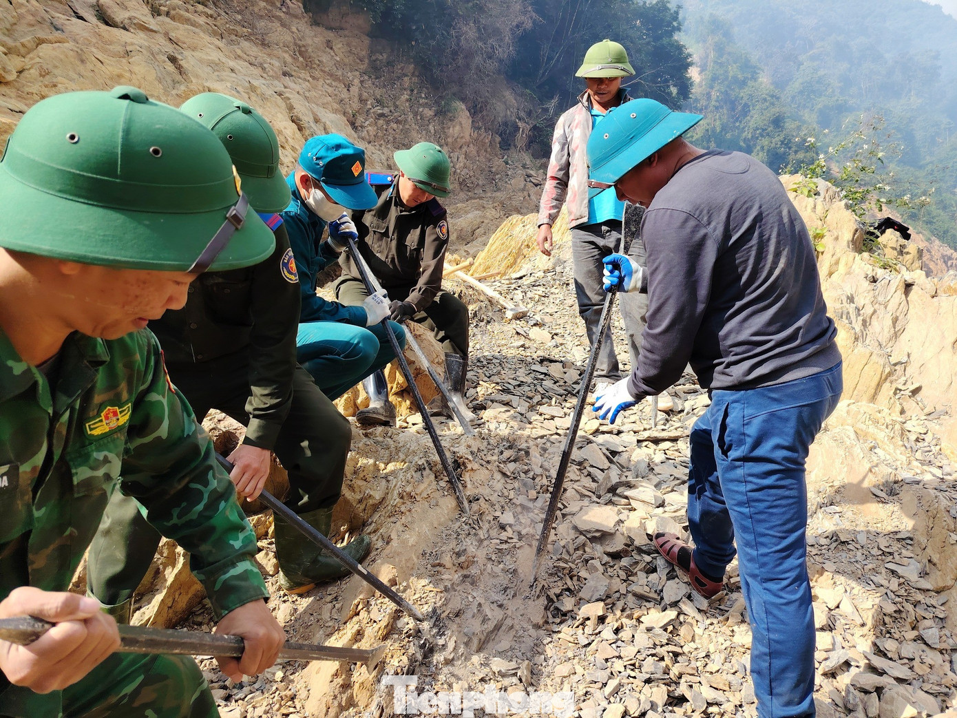 Khoét núi mở lại đường độc đạo vào bản bị cô lập sau lũ ở Nghệ An - 8