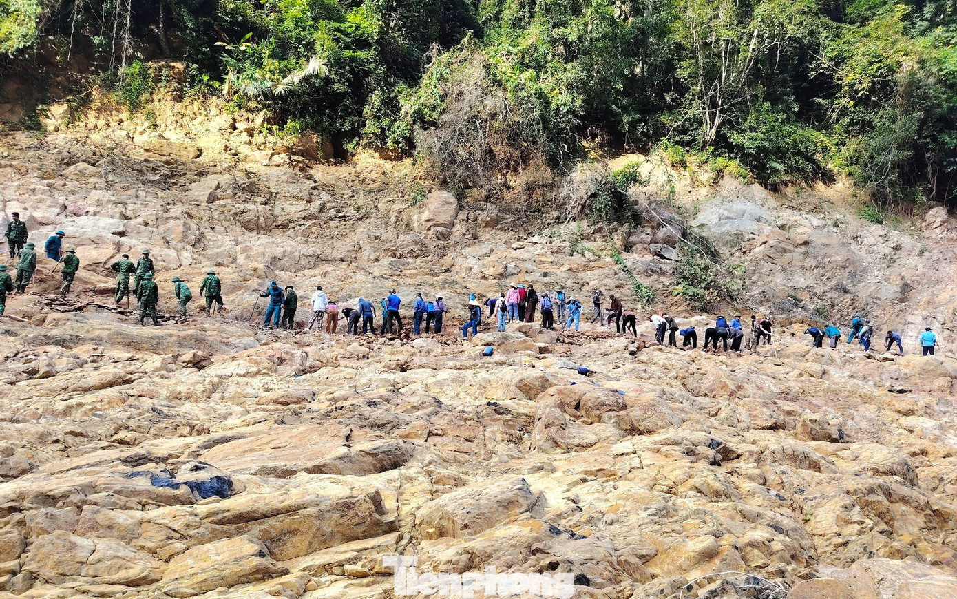 Do đường cũ đã bị cuốn trôi xuống sông, lực lượng chức năng phải đào, đục vách đá sát mép núi để mở đường.