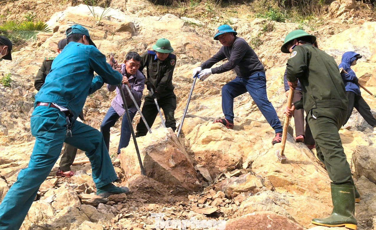 Những tảng đá lớn được lực lượng chức năng di chuyển để mở đường.