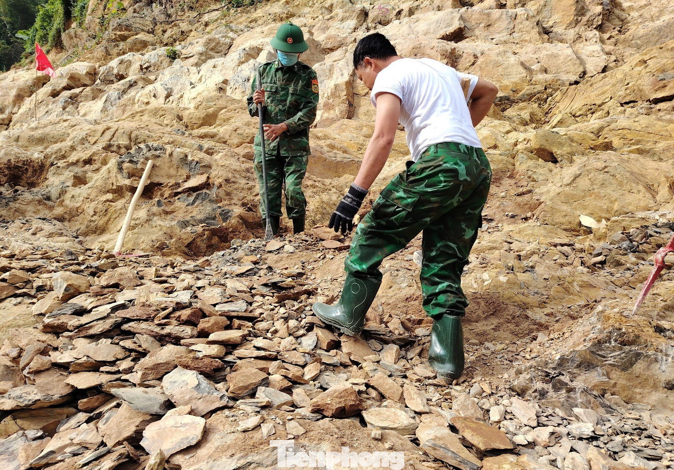 Khoét núi mở lại đường độc đạo vào bản bị cô lập sau lũ ở Nghệ An - 13