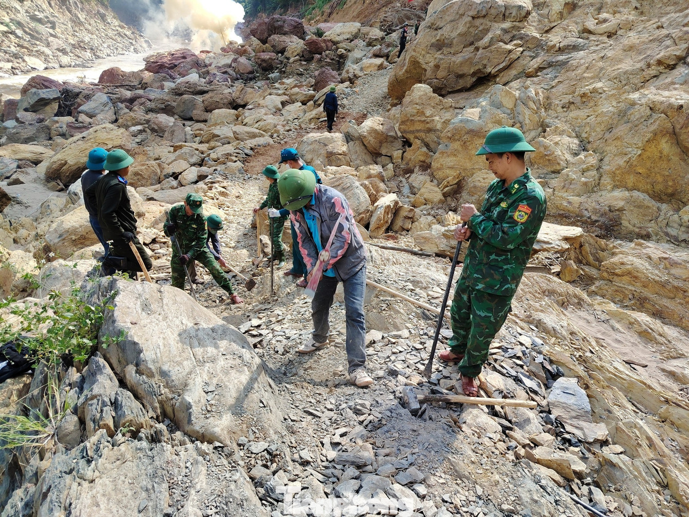 “Trước mắt chúng tôi dự kiến sẽ tạo thành một lối đi nhỏ để người dân có thể chạy xe máy ra vào bản. Dù chỉ khoảng 2km nhưng dự kiến phải mất khoảng 5 ngày mới có thể hoàn thành được” ông Thịnh nói.