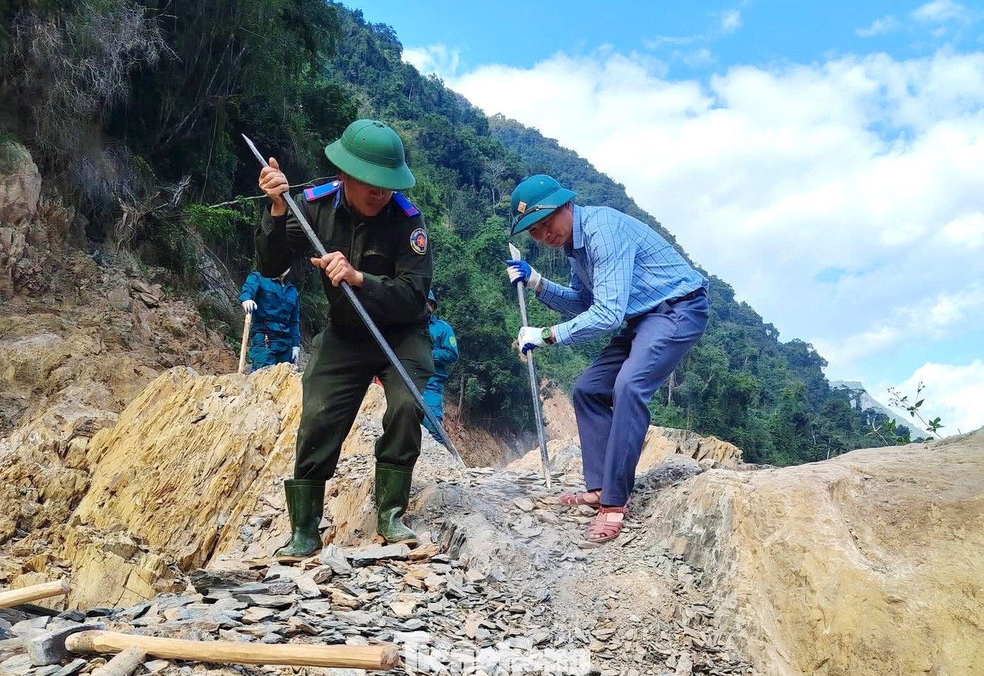 Mỗi ngày có từ 230 người đến hơn 300 người tham gia mở đường gồm các lực lượng như: cán bộ xã, Biên phòng, Công an, Quân sự, Trạm Kiểm lâm, các thầy cô giáo của 4 trường học, người dân các bản và Công ty Điện lực Nghệ An.