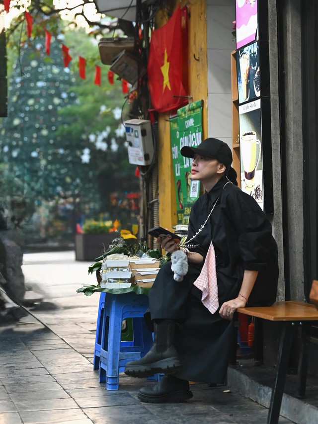 Ngô Thanh Vân được xem là đả nữ màn ảnh Việt với các phim như: Dòng máu anh hùng, Bẫy rồng, Hai Phượng. Hiện tại, cô có cuộc sống hôn nhân bình yên bên chồng Huy Trần và con gái 5 tháng tuổi. Mới đây, Ngô Thanh Vân gây sốt khi xuất hiện trên phố cổ Hà Nội với diện mạo thon gọn và khỏe khoắn sau sinh con 5 tháng.