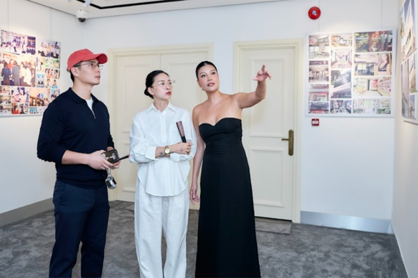 Chính vì ăn uống khoa học lại cho con bú nên Ngô Thanh Vân tự tin xuất hiện trước công chúng với diện mạo tươi tắn cùng vóc dáng thon gọn.