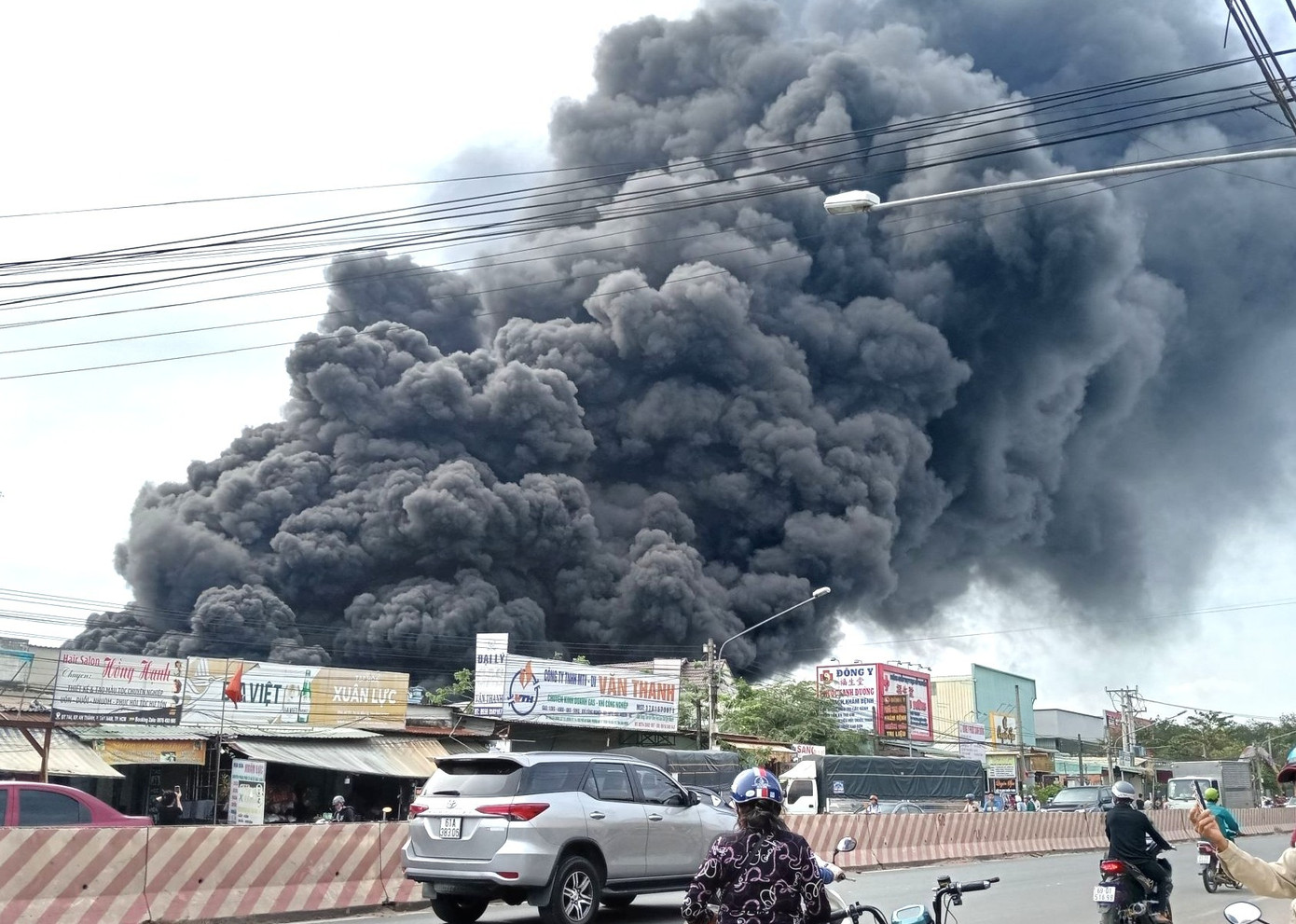 Khói lửa bao trùm xưởng sản xuất ở TPHCM, đứng xa nhiều km vẫn thấy - 3