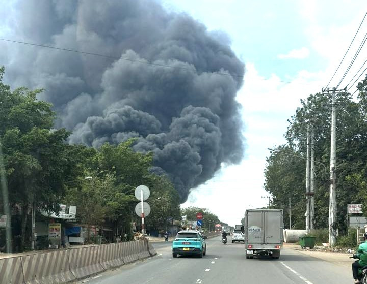 Cột khói cao, đứng từ xa vẫn nhìn thấy