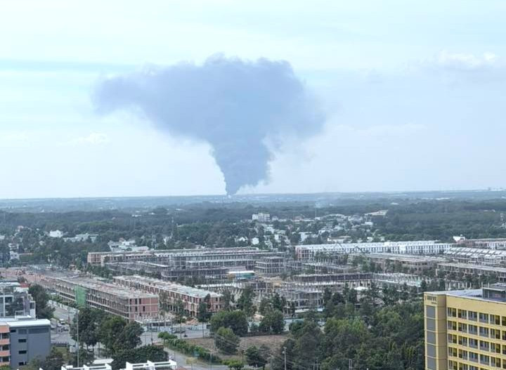 Khói lửa bao trùm xưởng sản xuất ở TPHCM, đứng xa nhiều km vẫn thấy - 1