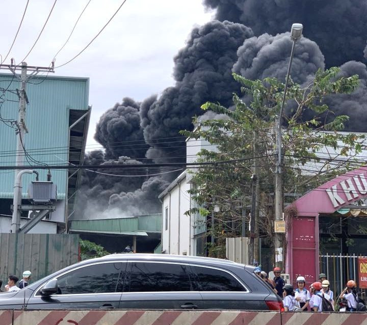 Khói lửa bao trùm xưởng sản xuất ở TPHCM, đứng xa nhiều km vẫn thấy - 5