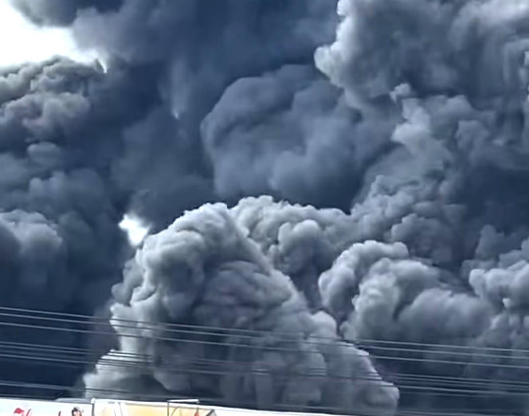 Khói đen bao trùm khu vực hiện trường