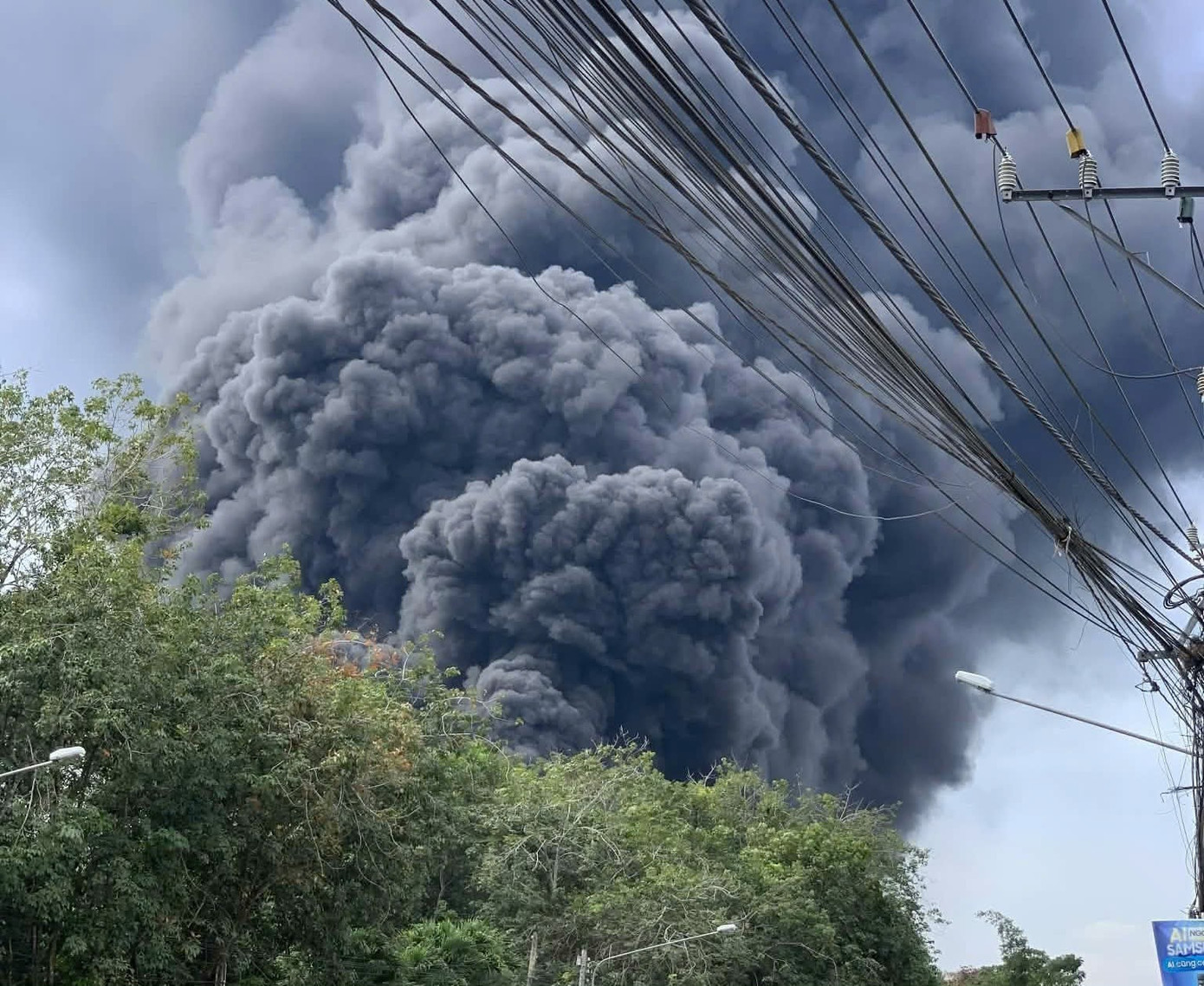 Khói lửa bao trùm xưởng sản xuất ở TPHCM, đứng xa nhiều km vẫn thấy - 6