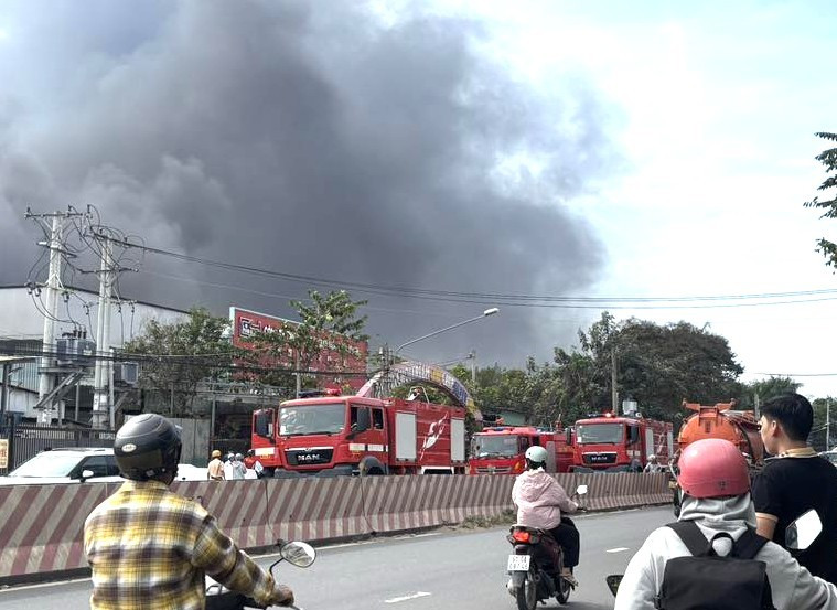Nhiều xe chữa cháy tại hiện trường