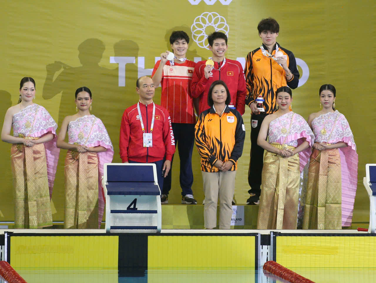 Nụ cười chiến thắng của Quang Thuấn, bên cạnh Hưng Nguyên - Ảnh: SN