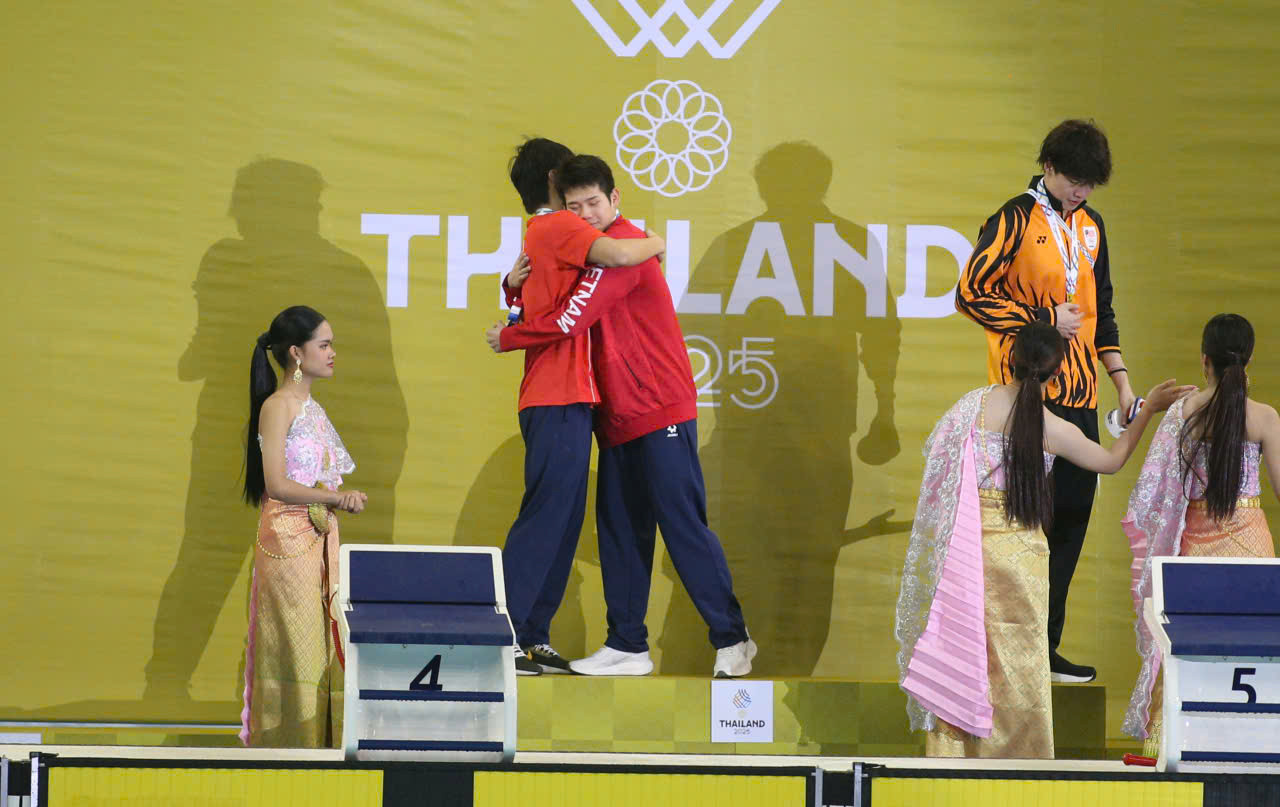 Hai kình ngư Việt Nam ôm chúc mừng nhau trên bục chiến thắng - Ảnh: SN