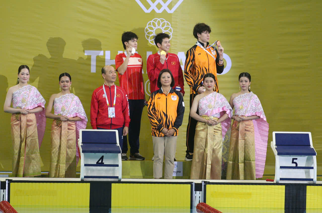 Khoảnh khắc chiến thắng trên bục nhận huy chương - Ảnh: T.N