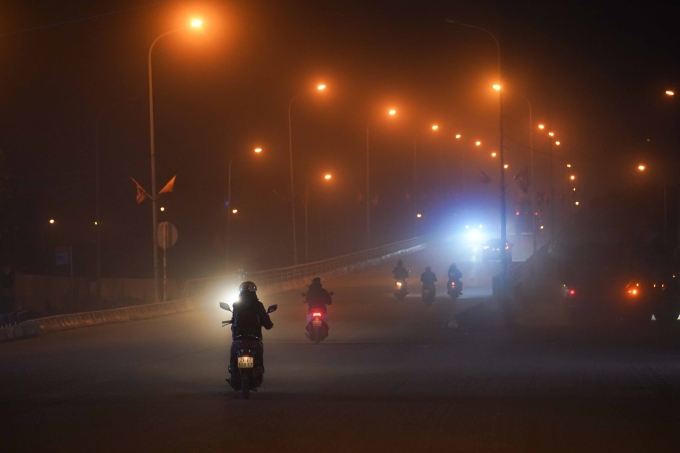 Ô nhiễm không khí nghiêm trọng trong đêm ở Hà Nội. Ảnh: Hoàng Giang