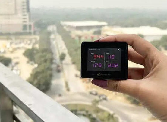 Mỗi người cần theo dõi chỉ số chất lượng không khí qua các ứng dụng thời tiết hoặc bản tin từ cơ quan chức năng…