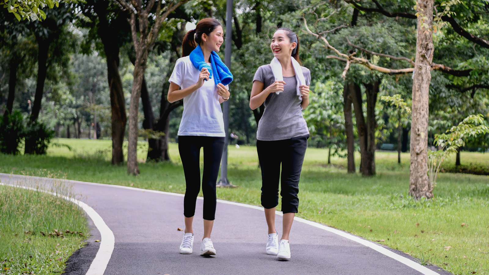 Đi bộ với tốc độ thoải mái – đủ để bạn có thể trò chuyện giúp ổn định huyết áp, hỗ trợ thư giãn.