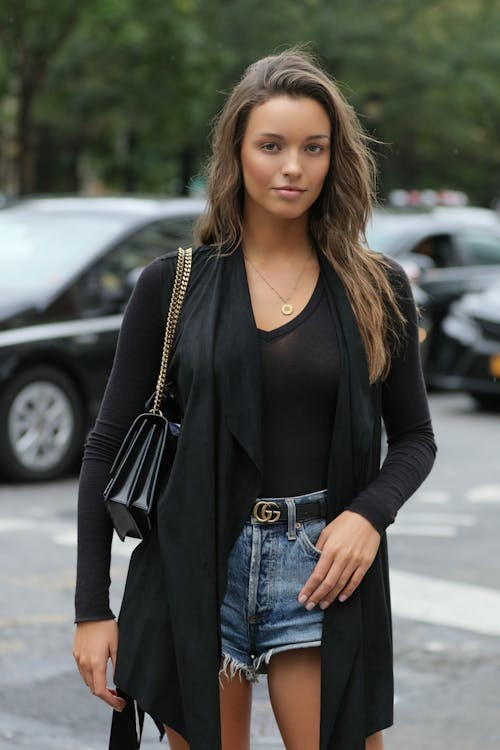 Quần short denim ngắn rất thường gắn liền với miêu tả về một cô gái phóng khoáng, bụi bặm và phá cách, chúng phù hợp với những chuyến du lịch hoặc đi xem concert.