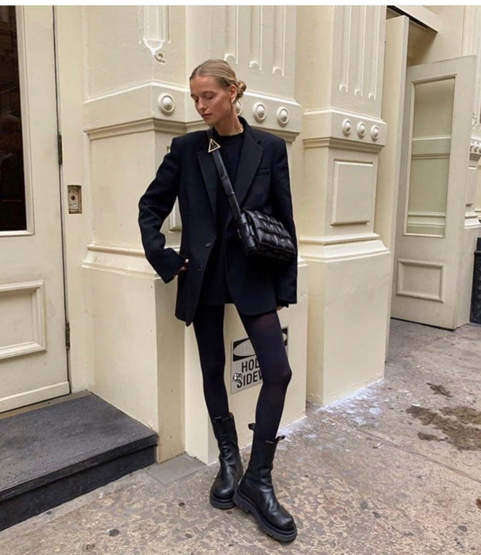 Với sự trợ giúp của chiếc áo khoác blazer đậm chất thanh lịch, bạn có thể tạo ra một phong cách rất sành điệu và phá cách bất ngờ cùng quần legging. Hãy thử mặc quần legging với váy xuyên thấu, hoặc váy áo chất liệu len đan móc, khoác ngoài chiếc blazer rộng có độn vai.