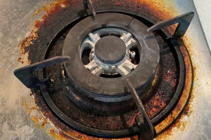 Bếp ga bẩn l&agrave; nguy&ecirc;n nh&acirc;n ch&iacute;nh khiến lửa kh&ocirc;ng đều, ảnh hưởng tới chất lượng m&oacute;n ăn. (Ảnh: Sohu)