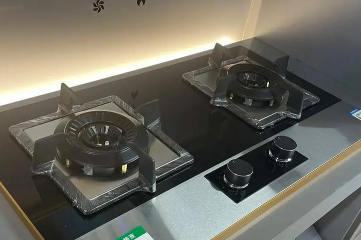 Việc thường xuy&ecirc;n kiểm tra, vệ sinh bếp gas sẽ gi&uacute;p bạn đảm bảo an to&agrave;n cho căn bếp.