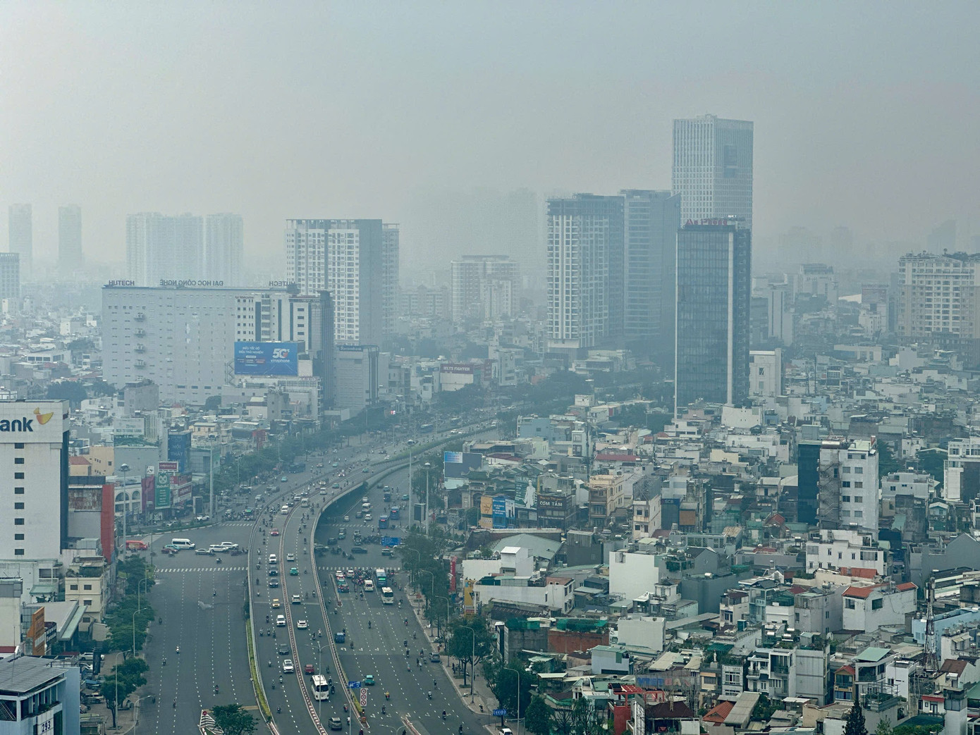 Bầu trời TPHCM đục ngầu, nồng độ bụi mịn vượt ngưỡng nhiều lần - 8