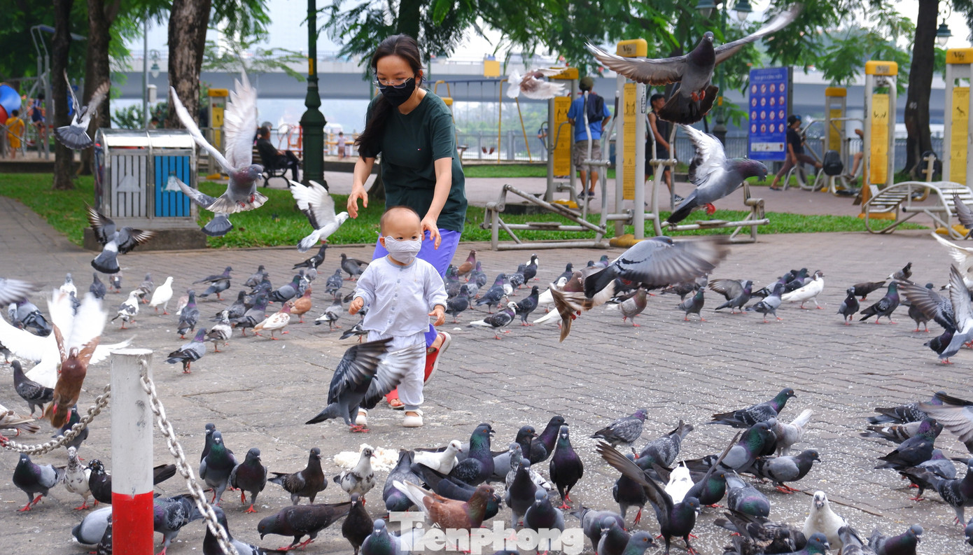 Phụ huynh đeo khẩu trang cho con khi ra ngoài trời.