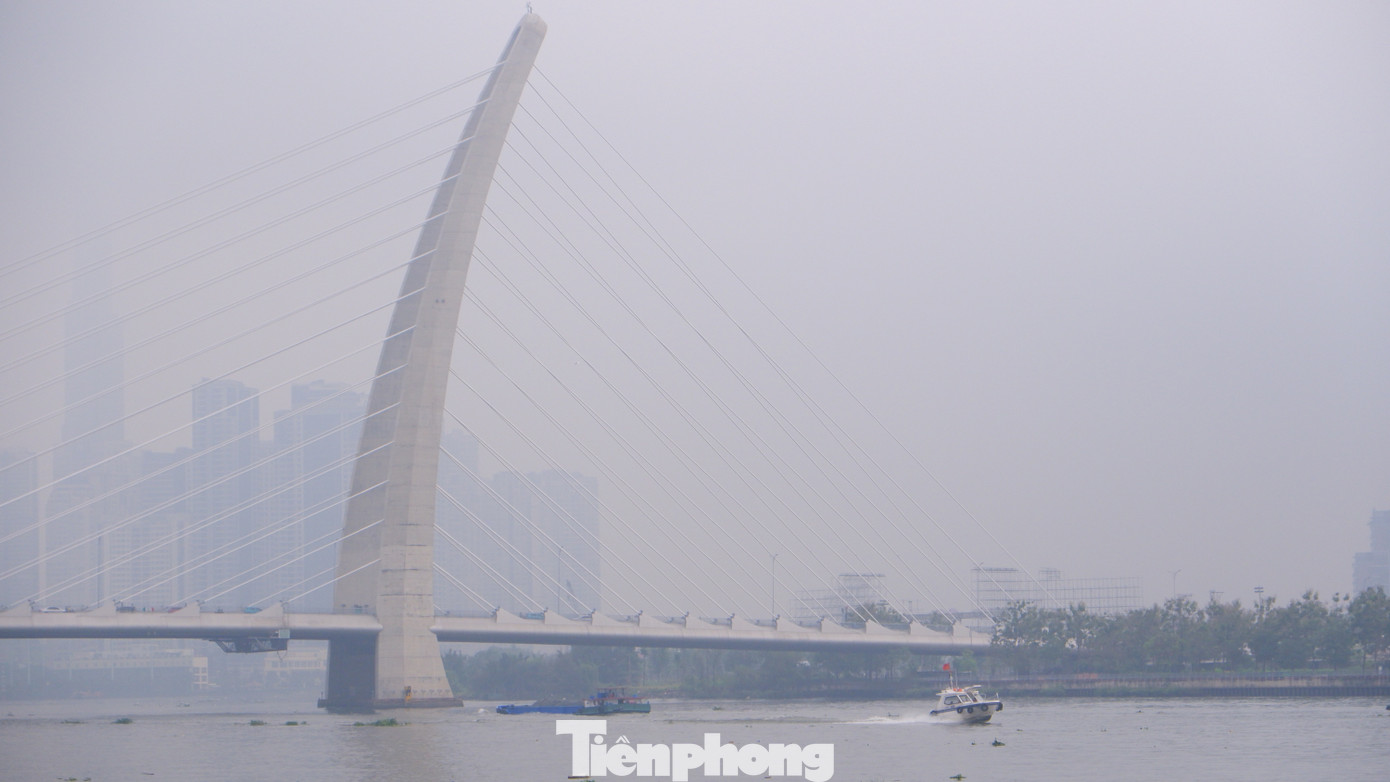 Sương mù mờ đục ở khu vực sông Sài Gòn - cầu Ba Son.