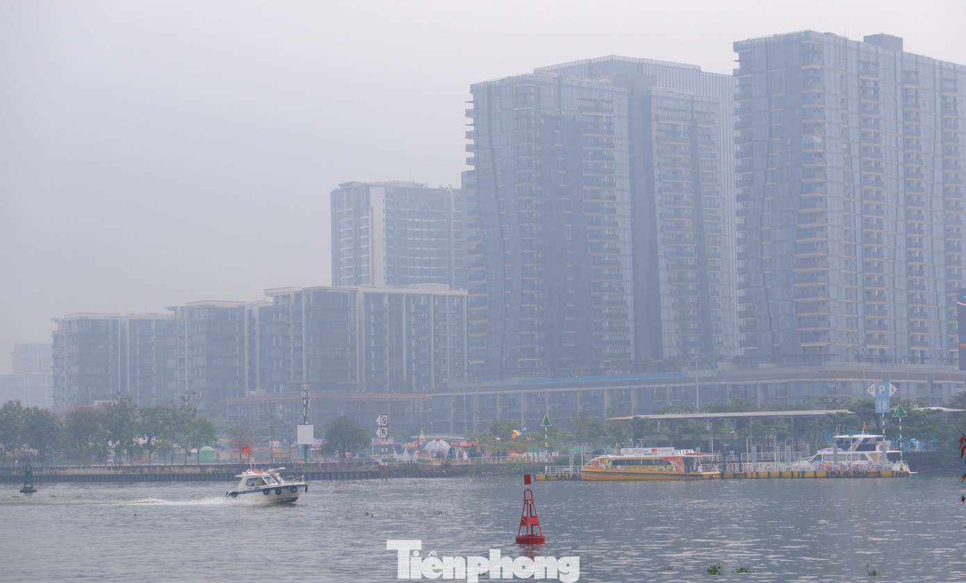 Theo các ứng dụng theo dõi chất lượng không khí cho thấy nồng độ bụi mịn ở TPHCM vào sáng 13/12 vượt mức cho phép nhiều lần.