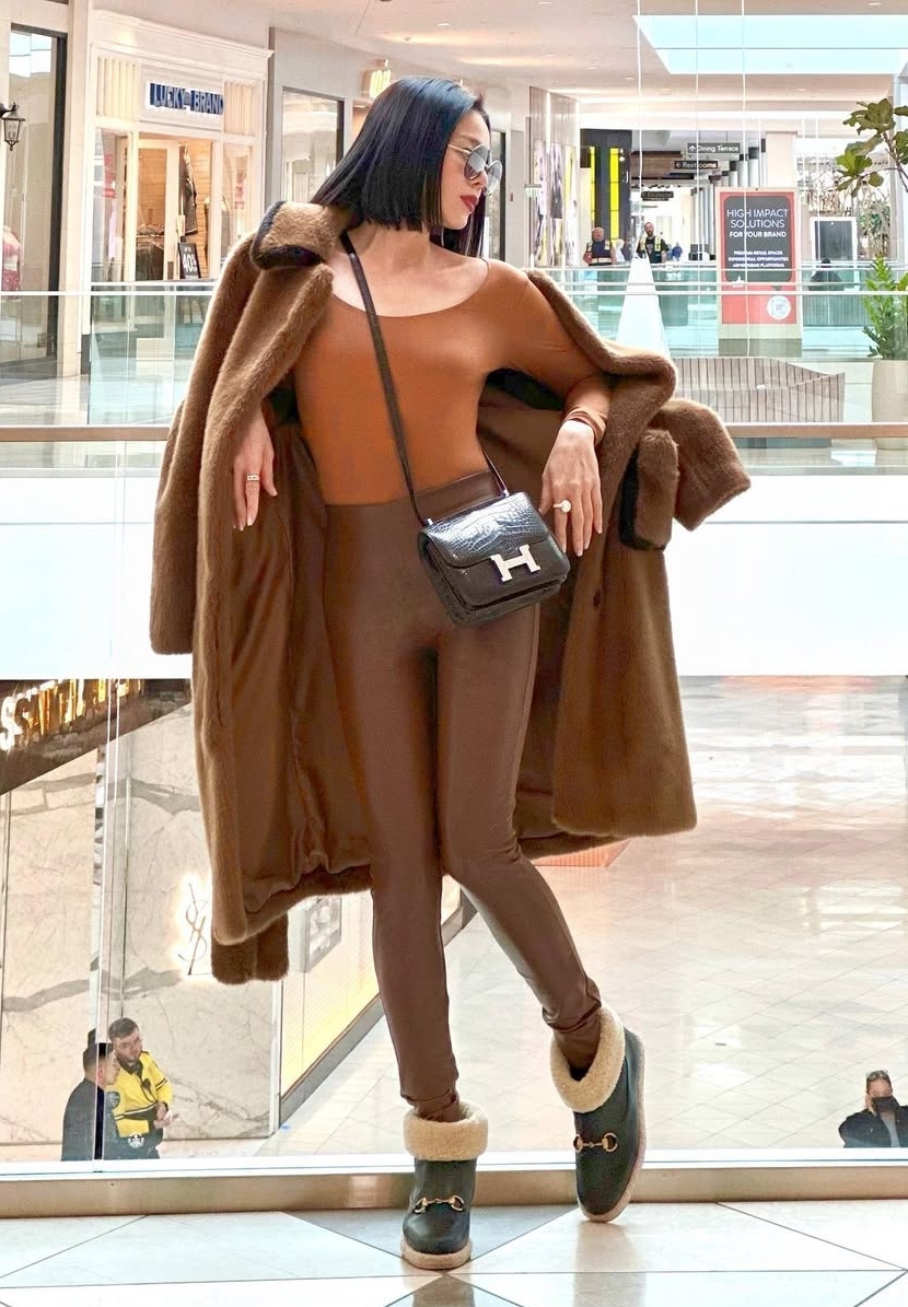 Bà mẹ một con chọn cả bộ màu nâu với giày lót lông cừu, áo khoác lông và túi Hermes.