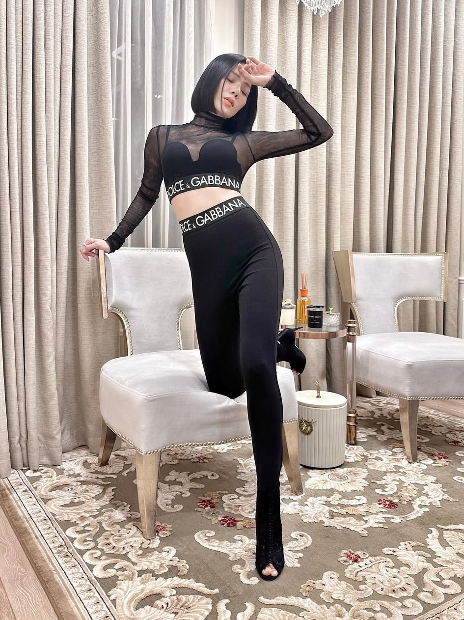 Người đẹp theo đuổi mốt xuyên thấu khoe nội y với bộ quần áo của nhà mốt Italy. Lệ Quyên cho biết cô thích mặc quần legging vì tiện, tôn đường cong hiệu quả, cạp cao nên trông cảm giác chân dài và bé hơn.