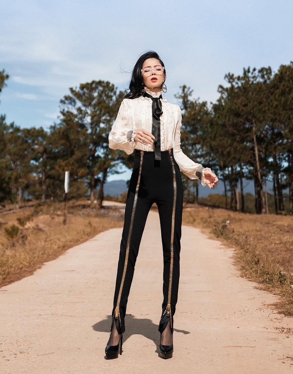 Ca sĩ đổi gió với quần trang trí chi tiết khóa kéo, tăng hiệu ứng chân thon dài tối đa.