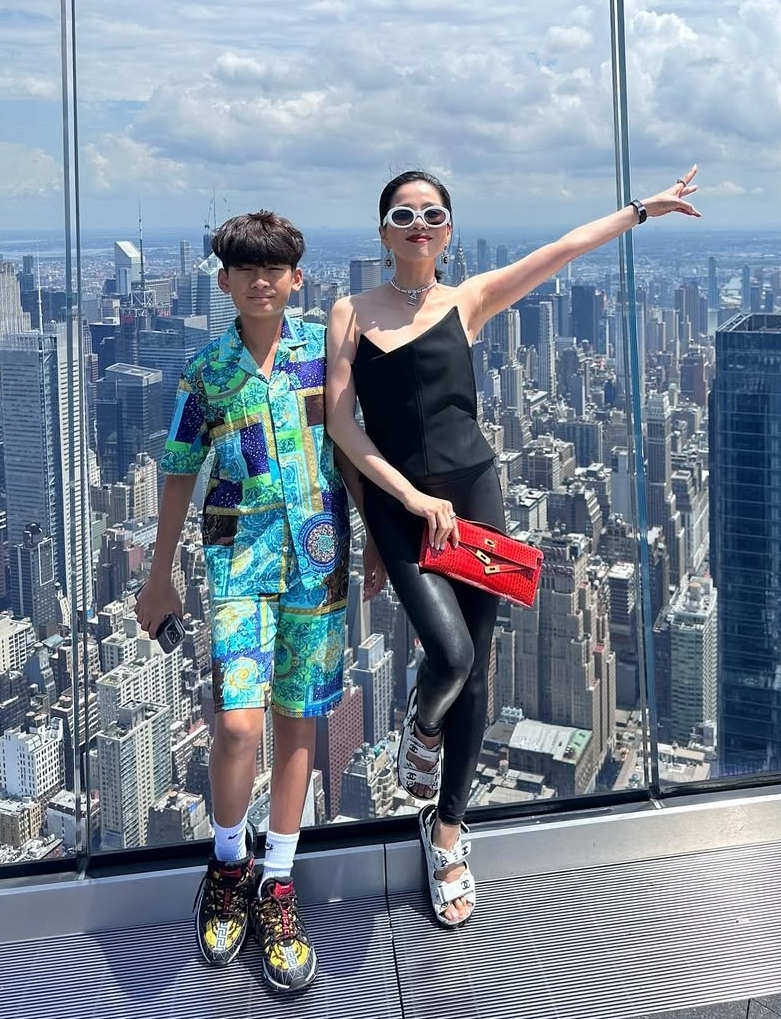 Quần legging da co giãn là một trong những thiết kế được cô yêu thích nhất, mặc đi mặc lại trong đời thường lẫn các chuyến du lịch.