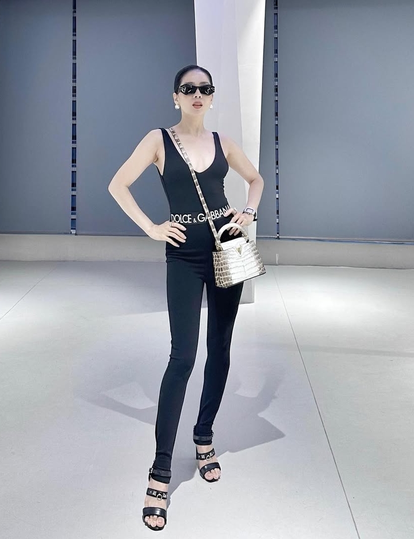 Bốn năm nay, ca sĩ chuộng quần legging, sắm nhiều mẫu của các thương hiệu đình đám như Fendi, Versace, Dolce amp; Gabbana, MLB. Cô cho biết ưu tiên dùng hàng xịn và dày dặn để có thể dùng dài lâu, tạo sự thanh lịch và tránh sự cố phản cảm. Quần legging mỏng và bó dễ làm lộ các khuyết điểm và có thể gây mất thẩm mỹ.